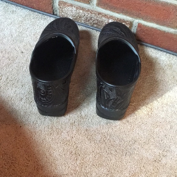 Dansko black pattern shoes - Picture 2 of 3